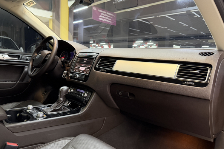 大众 途锐 2017款 3.0TSI 拓界版中控内饰7010