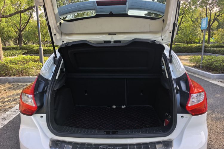 福特 福克斯 2012款 两厢 2.0L 自动豪华运动型车身外观6008