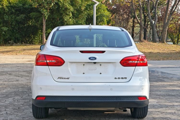 福特 福克斯 2017款 三厢 1.6L 自动风尚型智行版车身外观6005
