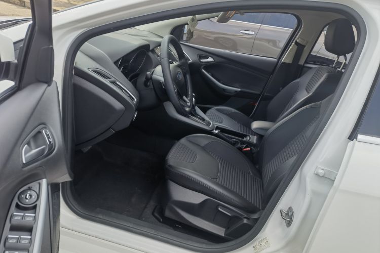 福特 福克斯 2017款 两厢 EcoBoost 180 自动运动型局部细节19