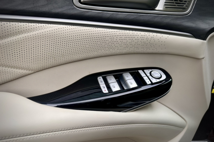 腾势D9 2024款 DM-i 1050 尊享型中控内饰7011