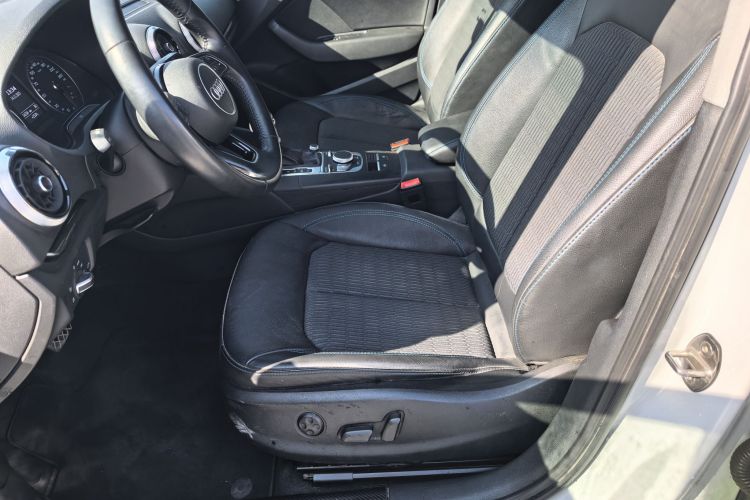 奥迪A3 2018款 30周年年型 Sportback 35 TFSI 时尚型局部细节19