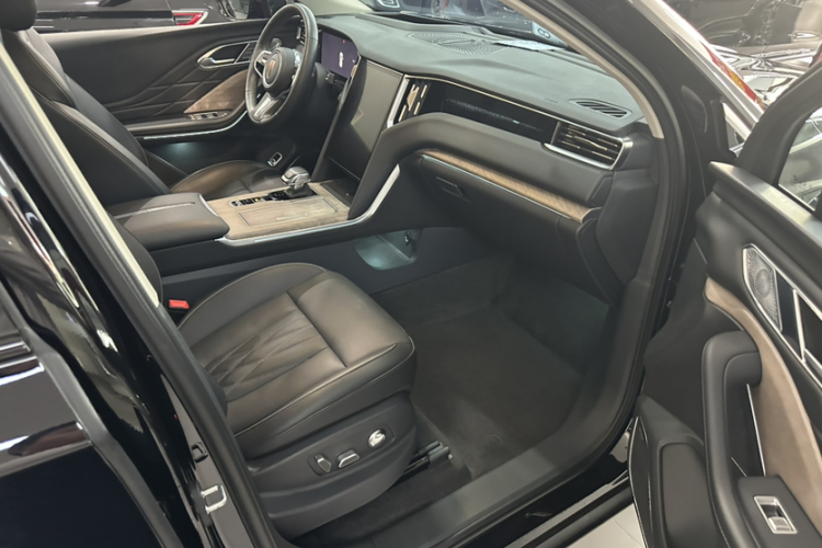 红旗HS7 2023款 2.0T 自动四驱旗畅版 六座中控内饰7011