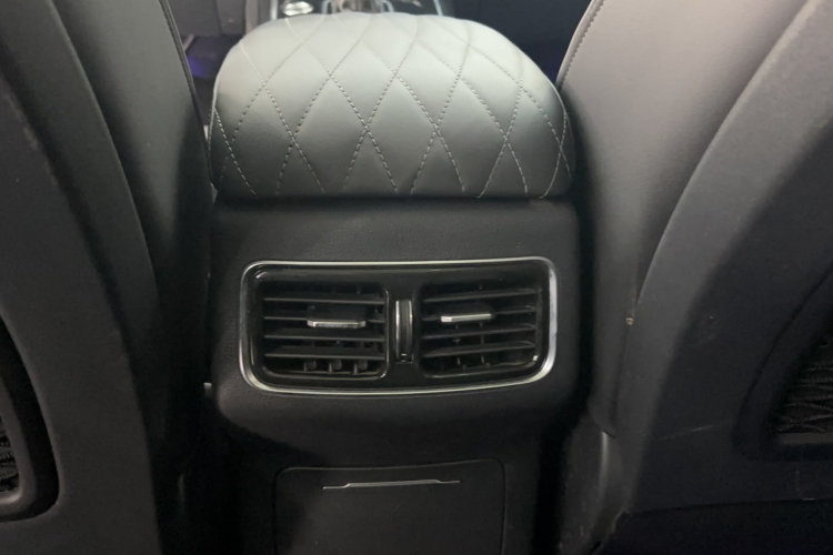 红旗HS5 2022款 改款 2.0T 智联旗享版中控内饰7011