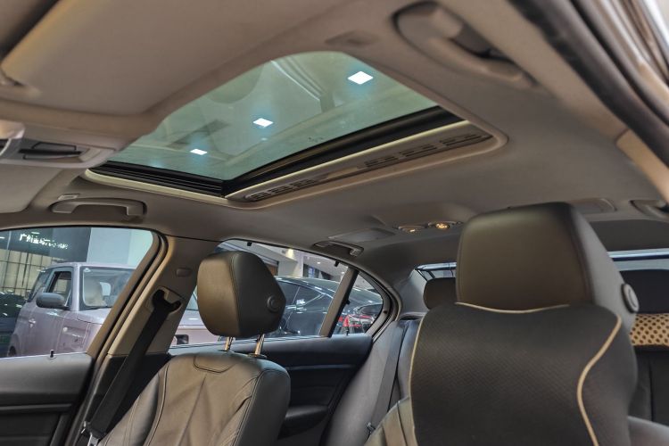 宝马3系 2014款 320Li 豪华设计套装中控内饰7005