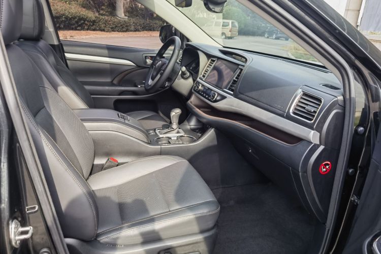 丰田 汉兰达 2018款 2.0T 四驱尊贵版 7座 国V中控内饰7010