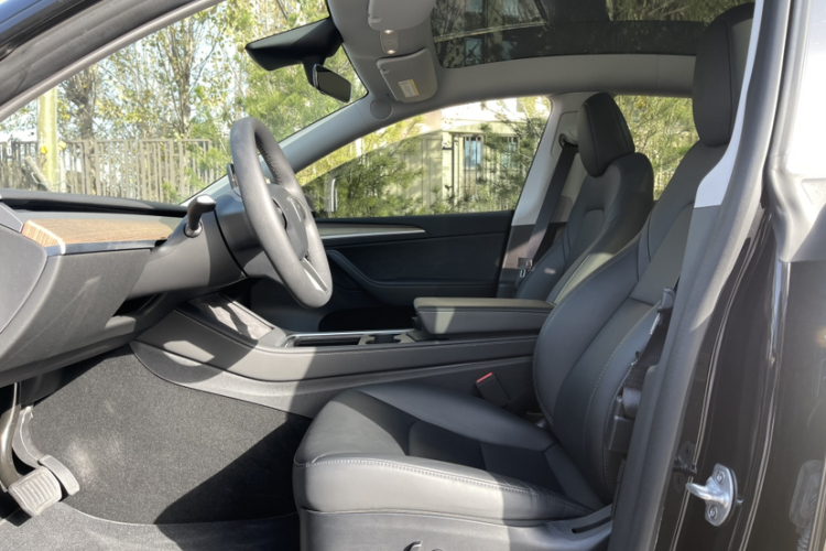 特斯拉 Model Y 2022款 改款 后轮驱动版中控内饰7009