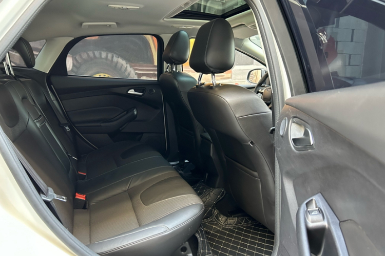 福特 福克斯 2012款 两厢 2.0L 自动豪华运动型中控内饰7012