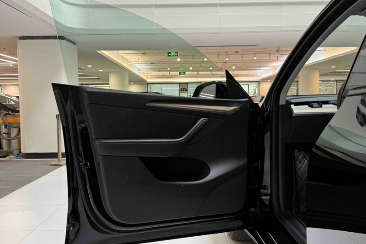 特斯拉 Model Y 2022款 改款 后轮驱动版中控内饰7004