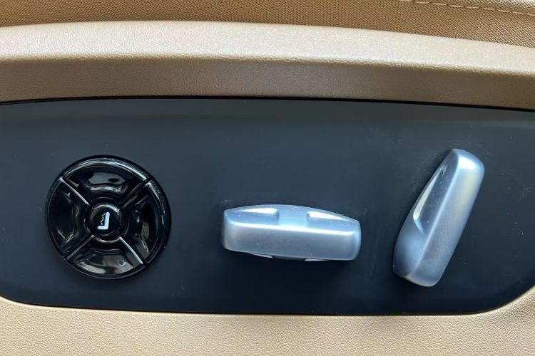 理想汽车 理想ONE 2021款 增程6座版中控内饰7011