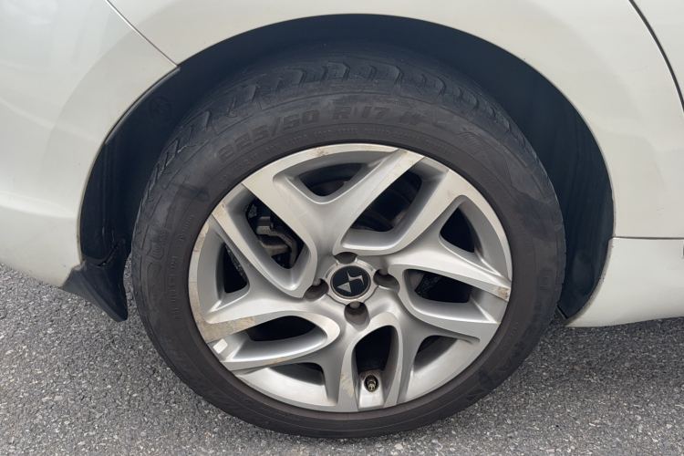 DS 5 2013款 1.6T 雅致版THP160车身外观6005