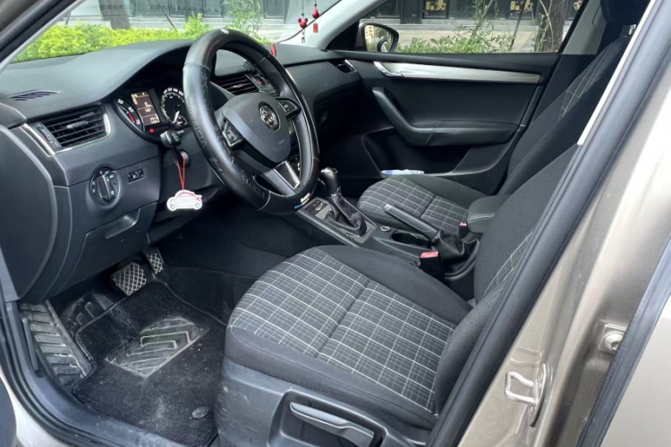 斯柯达 明锐 2019款 1.5L 自动智行舒适版 国V中控内饰7006