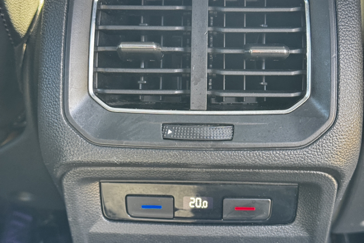 大众 途观L 2019款 330TSI 自动两驱全景舒适版 国VI中控内饰7012