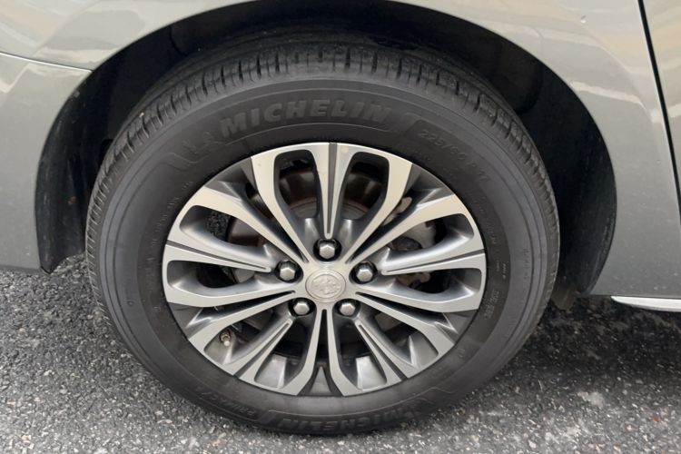 别克GL8 2022款 陆上公务舱 652T 智慧尊贵型车身外观6006