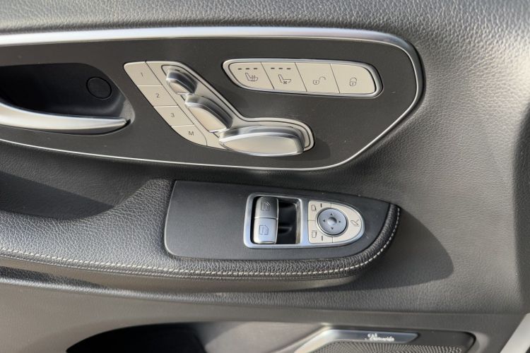 奔驰V级 2018款 V 260 AMG 运动版 国V中控内饰7011