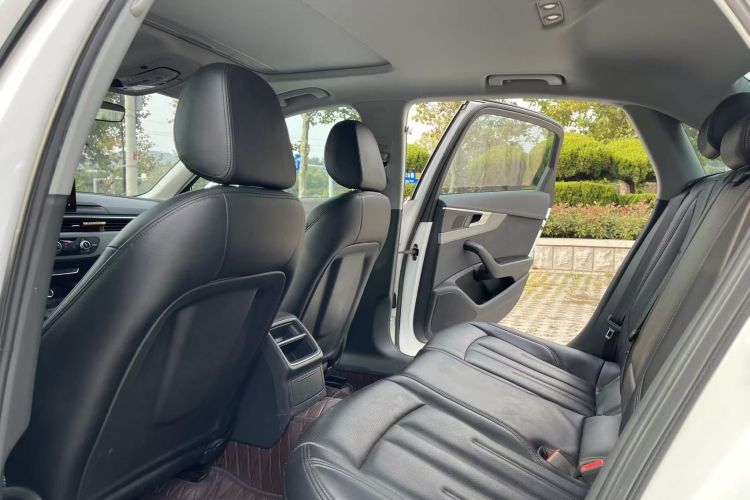奥迪A4L 2018款 30周年年型 40 TFSI 进取型中控内饰7005