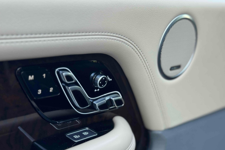 路虎 揽胜 2021款 3.0 L6 传世加长经典版中控内饰7002