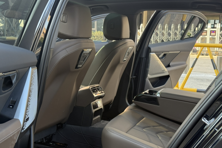 宝马5系 2024款 525Li 豪华套装中控内饰7005