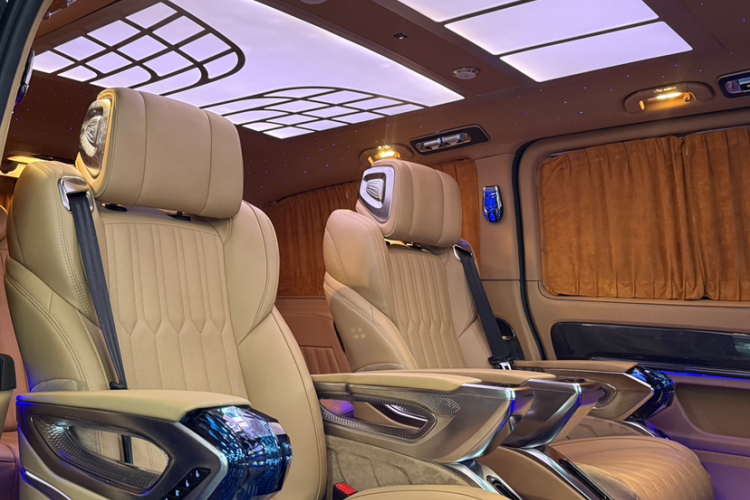 奔驰 威霆 2023款 2.0T 商务版 7座中控内饰7004