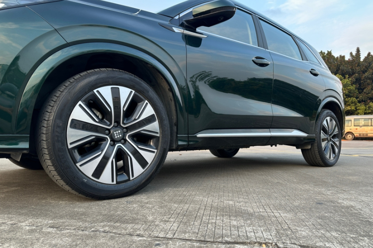 蓝电E5 PLUS 2025款 120km 标准旅行定制版 7座车身外观6008