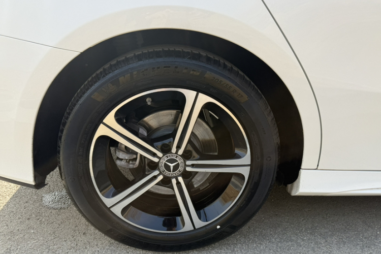 奔驰A级 2022款 改款三 A 200 L 运动轿车时尚型车身外观6007