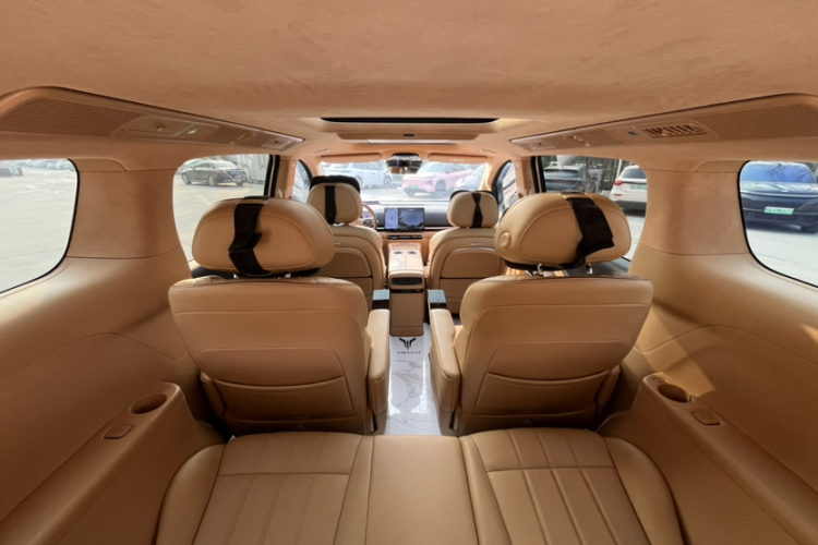 岚图汽车 岚图梦想家 2025款 PHEV 四驱旗舰乾崑版中控内饰7008