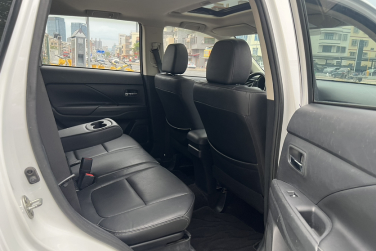 三菱 欧蓝德 2018款 2.0L 两驱荣耀版 5座中控内饰7006