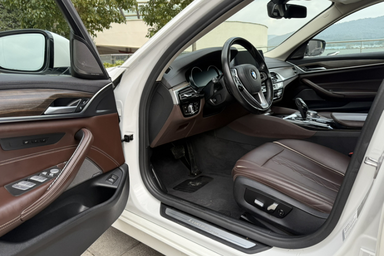 宝马5系 2018款 改款 530Li 尊享型 豪华套装中控内饰7006