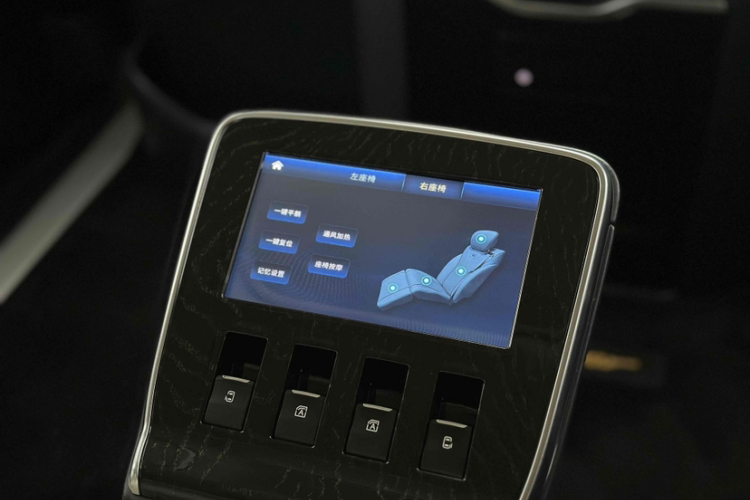 广汽传祺 传祺M8 2021款 大师系列 390T 四座御尊版中控内饰7004