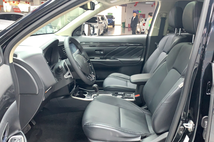 三菱 欧蓝德 2019款 2.4L 四驱致享版 5座 国V中控内饰7001