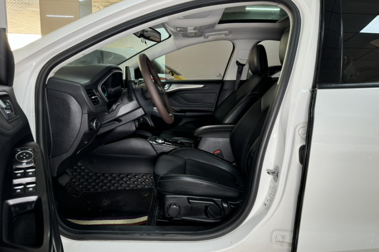 福特 福克斯 2019款 三厢 EcoBoost 180 自动锋潮型中控内饰7014