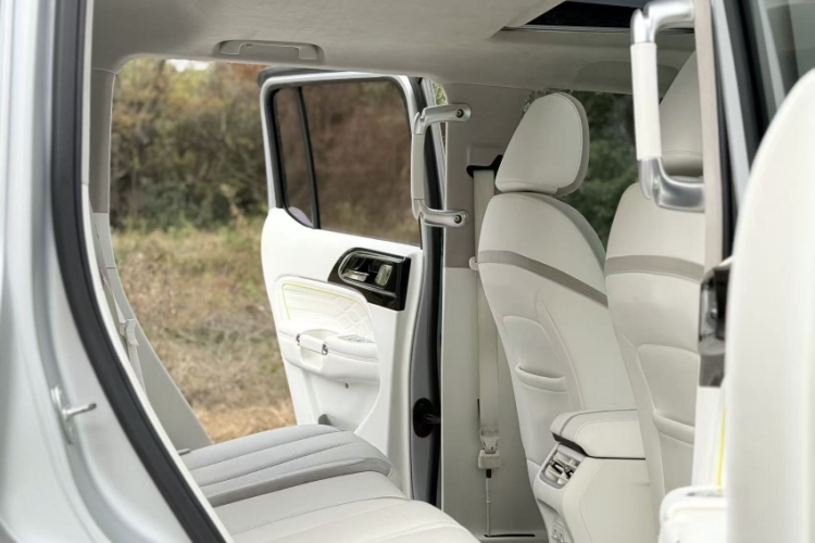 超境汽车 共创坦克300 2021款 2.0T 赛博坦克中控内饰7012