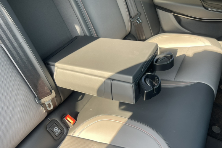 红旗EH7 2025款 640 四驱 智选版局部细节9002