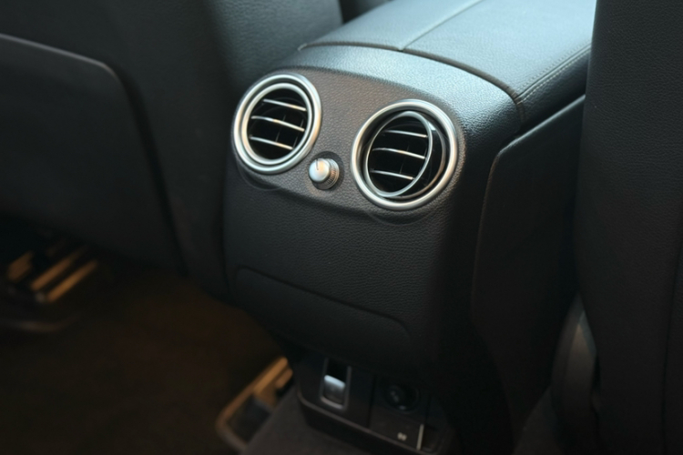 奔驰GLC 2019款 改款 GLC 260 L 4MATIC 豪华型中控内饰7011