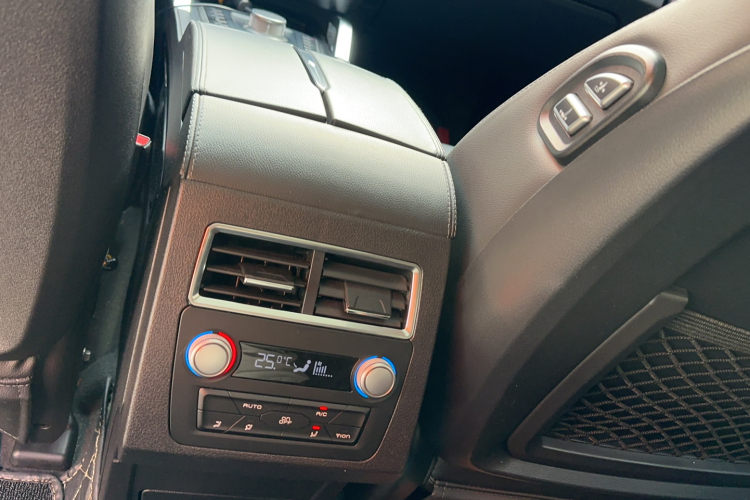 众泰T700 2017款 1.8T 双离合尊贵型中控内饰7011