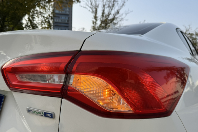 福特 福克斯 2020款 三厢 EcoBoost 180 自动锋潮型车身外观6008