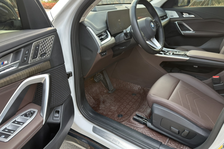 宝马iX1 2023款 xDrive30L X设计套装中控内饰7001