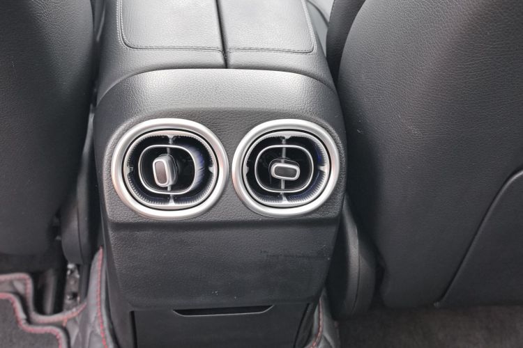 奔驰C级 2022款 改款 C 260 L 运动版中控内饰7008