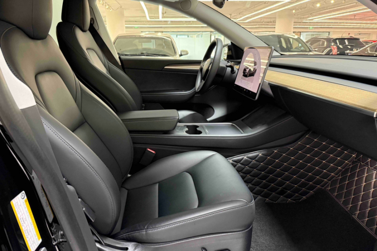 特斯拉 Model Y 2022款 改款 后轮驱动版中控内饰7007