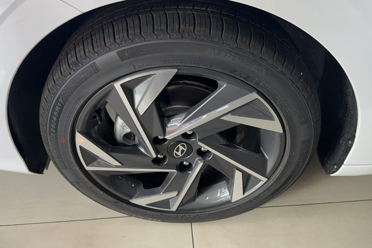 现代 伊兰特 2023款 1.5L CVT GLX精英版车身外观6005