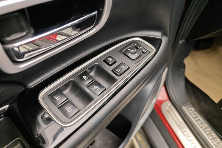 三菱 欧蓝德 2019款 2.0L 两驱畅享版 5座 国V中控内饰7015