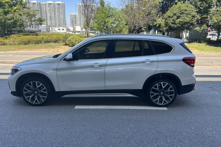 宝马X1 2020款 xDrive25Li 尊享型车身外观6002