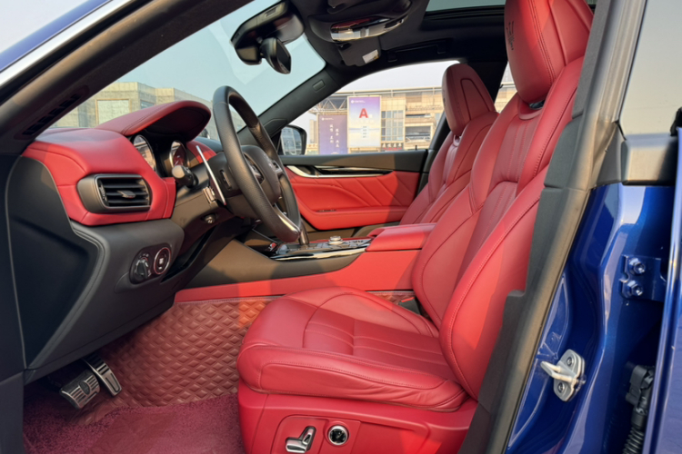 玛莎拉蒂 Levante 2023款 3.0T Modena中控内饰7006
