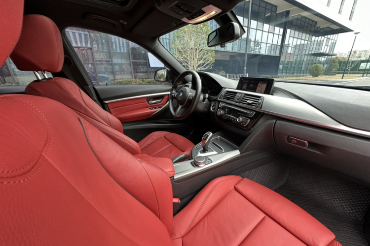 宝马3系 2019款 320i M运动曜夜版中控内饰7012