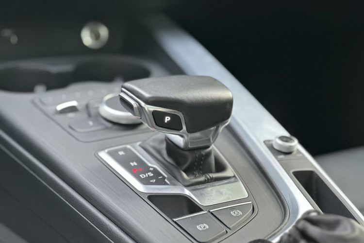 奥迪A4L 2018款 30周年年型 45 TFSI quattro 个性运动版中控内饰7004