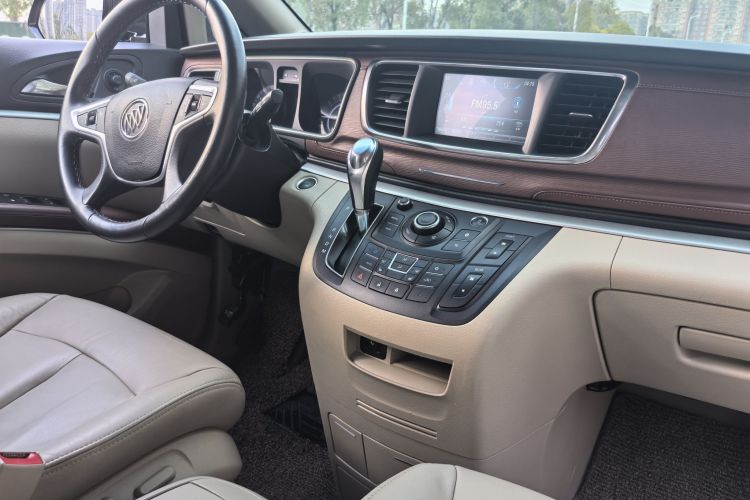 别克GL8 2017款 25S 尊贵型 国V中控内饰7002