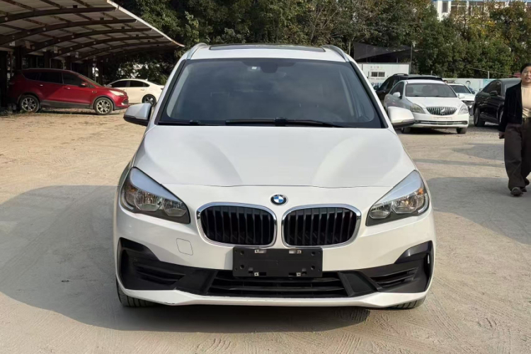 宝马2系多功能旅行车 2019款 220i 领先型车身外观6006