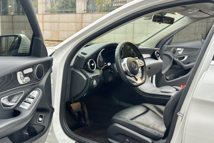 奔驰C级 2020款 改款 C 260 L 运动版中控内饰7010