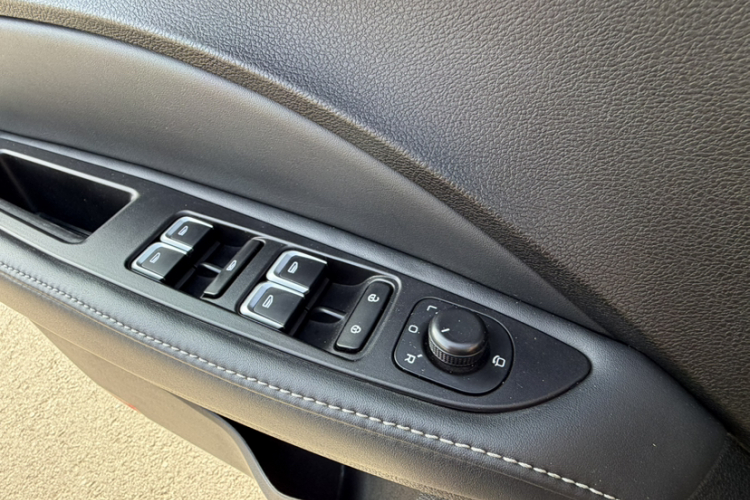 吉利汽车 帝豪 2018款 1.5L 手动向上互联版中控内饰7015