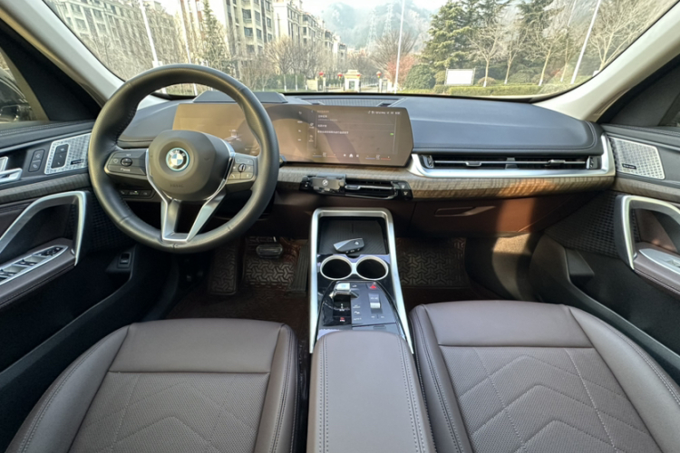 宝马iX1 2023款 xDrive30L X设计套装中控内饰7003